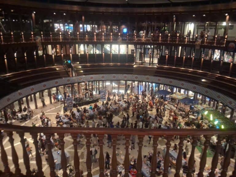 Empresa de organización de eventos en un centro comercial con concurrencia de asistentes.