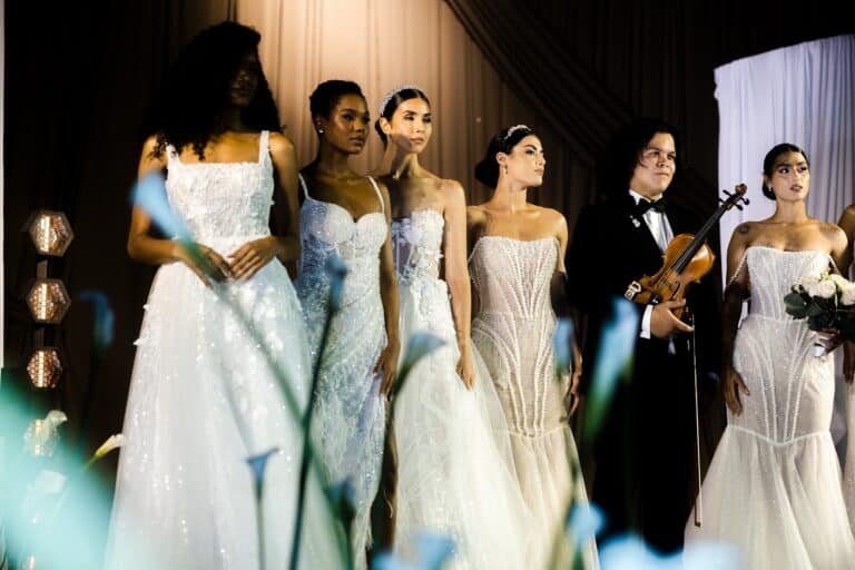 Modelos de vestidos de novia en Pasarela de Moda Nupcial, evento organizado por Eventario en Colombia. La imagen muestra una exhibición de moda matrimonial con detalles elegantes y sofisticados.
