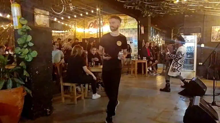 在波哥大的酒吧或餐厅里，享受现场音乐和舒适氛围中的活动。