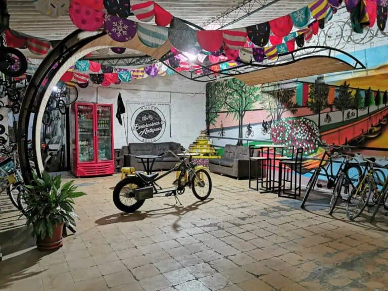 贝洛的自行车和古董博物馆内陈列着装饰精美的自行车，还有自行车壁画和文化活动空间。