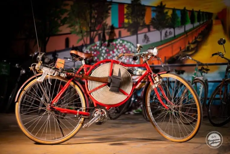 在充满文化艺术氛围的阿尼马斯自行车博物馆内，一辆带有灌溉盘的自行车正在展出。