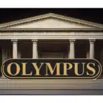 OLYMPUS logo sobre una estructura de columnas clásicas con inspiración griega, representando elegancia y tradición en eventos y marcas prestigiosas.