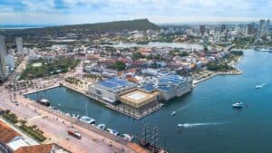 Centro de eventos en Cartagena junto al mar con arquitectura moderna y energía solar, ideales para eventos y congresos en Colombia, con vista panorámica y acceso marítimo.