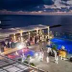 在波哥大举办的专属活动中，于屋顶泳池畔举办派对，可欣赏日落时分的海景。