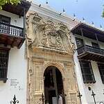 Puerta principal del Palacio de la Inquisición en Cartagena, fachada colonial con detalles en piedra y madera, reconocida como museo histórico en Colombia.