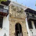 卡塔赫纳宗教裁判所宫正门，殖民时期风格的立面，以石头和木头装饰，被公认为哥伦比亚历史博物馆。