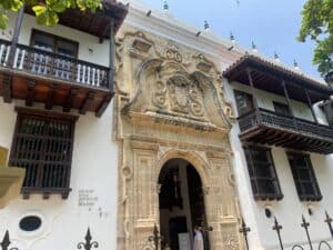 Puerta principal del Palacio de la Inquisición en Cartagena, fachada colonial con detalles en piedra y madera, reconocida como museo histórico en Colombia.