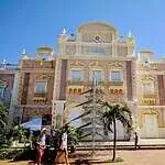Un bâtiment de théâtre historique à Carthagène, en Colombie, inspiré de l'architecture européenne, avec des détails aux couleurs pastel et une décoration classique, idéal pour les événements culturels et sociaux.