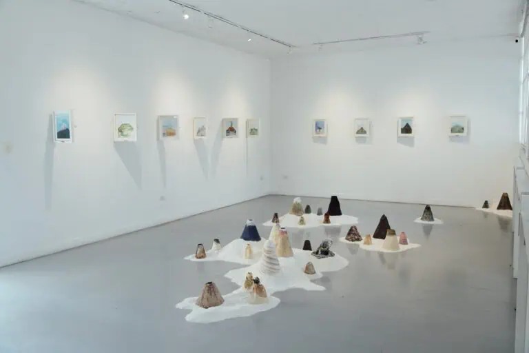 现代艺术画廊内展出以火山雕塑和风景画为主题的艺术装置。创意十足的当代展览，空间简约明亮，是举办文化艺术活动的理想场所。