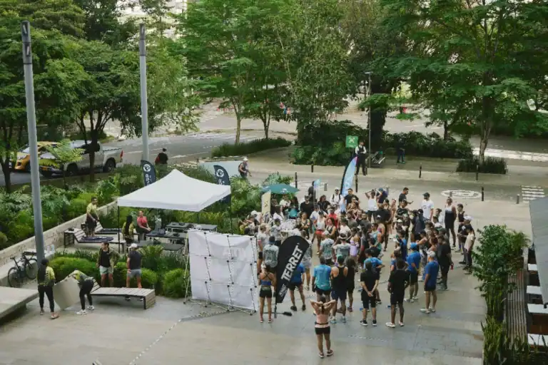 Evento al aire libre en ciudad con muchas personas reunidas, concursos y actividades deportivas organizadas por Eventario para promover la comunidad y el bienestar.
