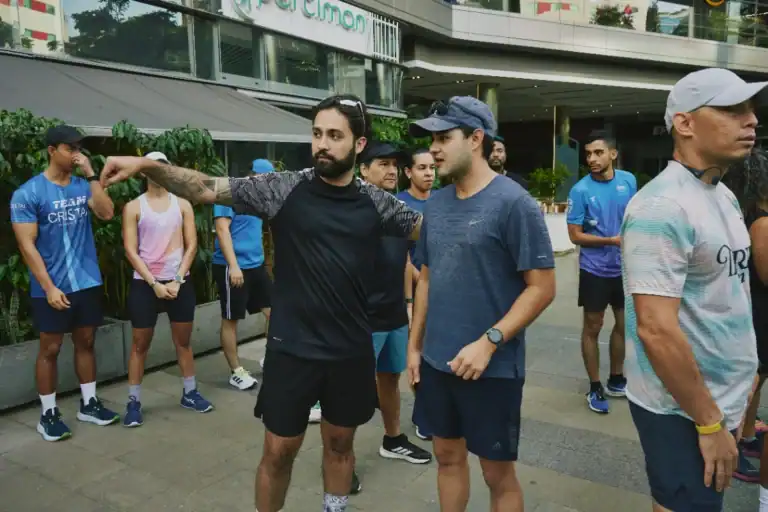 A1: Grupo de personas en evento de entrenamiento o coaching en espacio urbano, participando en actividad grupal al aire libre en Bogotá, Colombia.