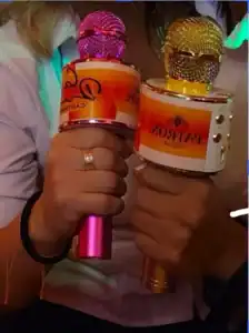 Vasos de cóctel iluminados para eventos, ideales para celebraciones y fiestas con un ambiente vibrante y festivo. Perfectos para agregar un toque especial a cualquier evento social o corporativo.