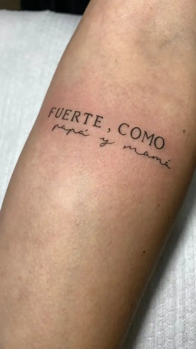Fuerte, como papá y mamá - Tatuaje inspirado en la fortaleza y el amor parental, ideal para quienes buscan un diseño significativo y motivador en su piel.