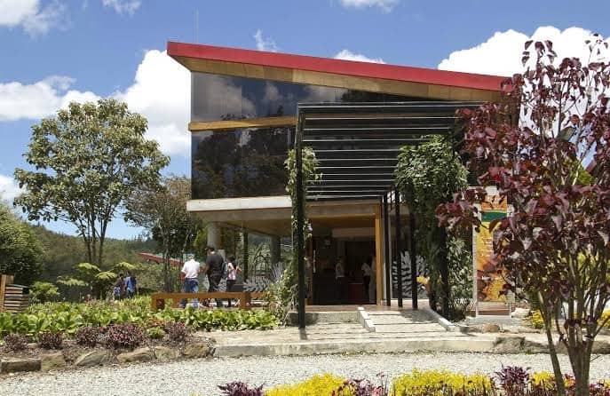 Moderno centro de eventos al aire libre rodeado de jardines y naturaleza en Colombia, ideal para reuniones, conferencias y eventos empresariales con infraestructura moderna y elegante.