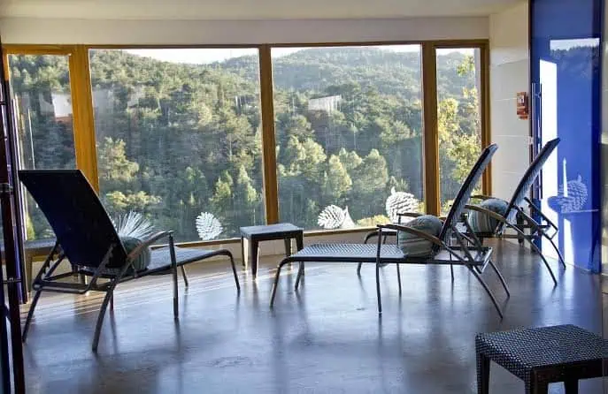 Terrasse avec vue panoramique sur la nature et chaises longues dans un cadre moderne et relaxant pour événements d'entreprise et conférences.
