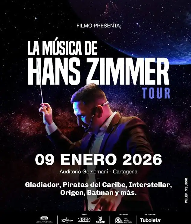 Hombre dirigiendo una orquesta en el escenario durante el concierto de Hans Zimmer Tour en Cartagena 2026 con un fondo cósmico, promoción de evento musical de cine y música orquestal.