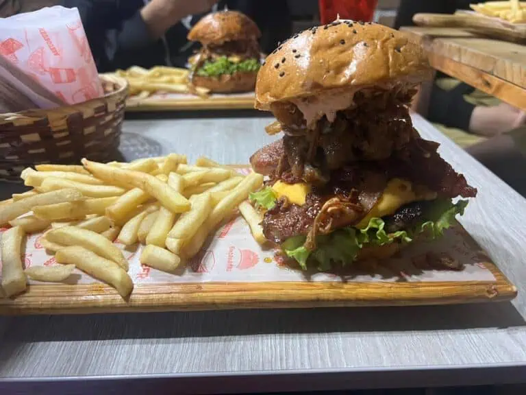 Bestandssysteem: hamburger met friet op een dienblad in een restaurant.