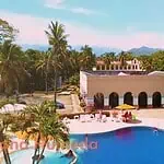 Alt: Aerial view of a hotel with a pool, green areas, and palm trees, ideal for events and lodging in Santa Fe, Honduras.