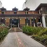 A colonial school in Bogotá with a garden and pedestrian access, perfect for events and social gatherings. Its classic-style facade and flower gardens are ideal for hosting events in an elegant and traditional setting.