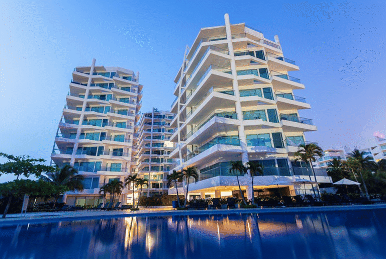 Modernos edificios de lujo en un complejo turístico con piscinas y áreas verdes en un entorno tropical Código, imagen de un desarrollo inmobiliario de alto estándar en un destino vacacional.
