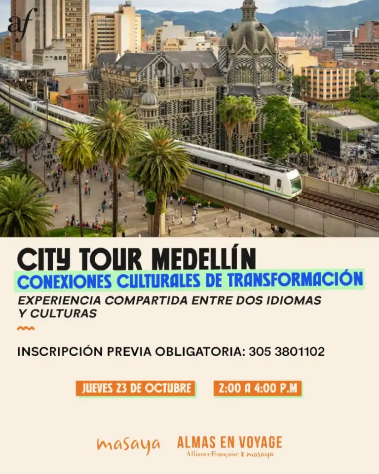 Paisaje urbano de Medellín con tranvía, icónica iglesia y árboles palmeados.