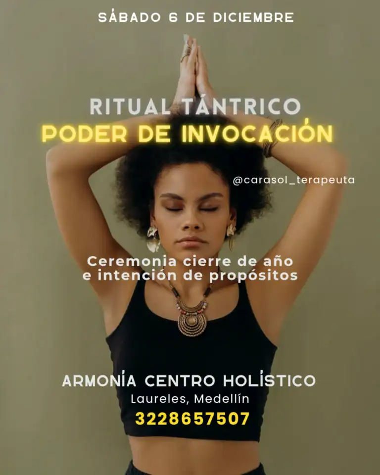 Mujer en meditacion con brazos levantados y manicura, en un fondo neutro, promoviendo prácticas espirituales y bienestar con la técnica de ritual tántrico.
