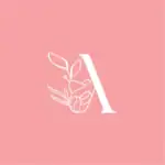 Imagen de fondo rosa con una ilustración blanca de una letra "E" decorada con plantas, que simboliza eventos ecológicos y sostenibles, resaltando la visión de Eventario en promover eventos responsables en Colombia.