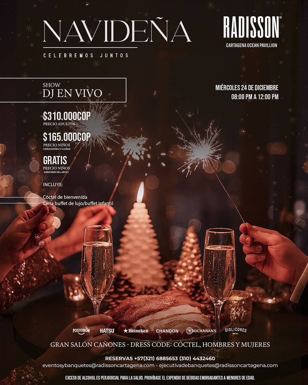 Imagen de una celebración navideña con fuegos artificiales, brindis de espumoso y decoración festiva en un evento especial organizado por Radisson Cartagena.
