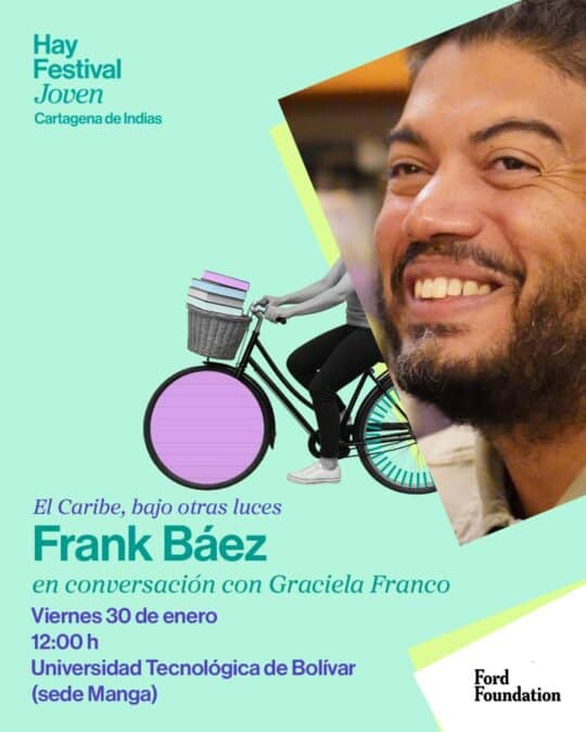 Persona sonriendo con fondo de bicicleta y libros, evento cultural juvenil en Cartagena.
