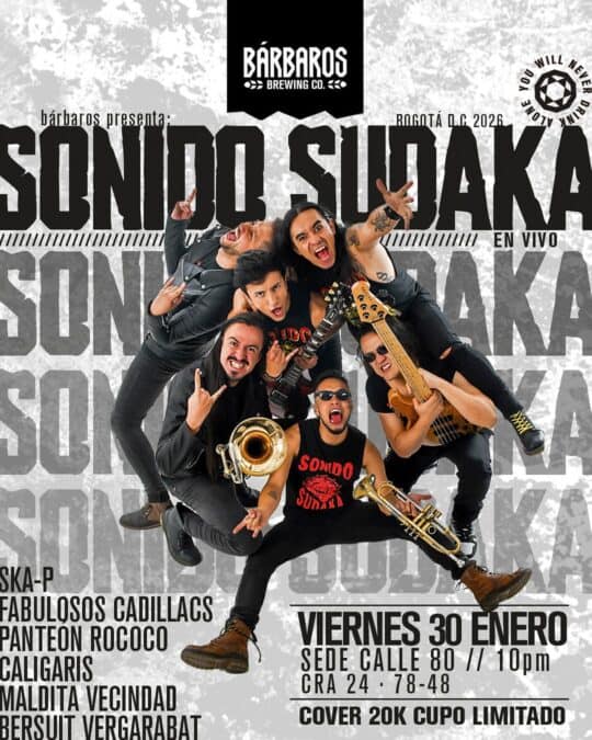 2. Imagen promocional del concierto de Sonido Sudaka en Bogotá, mostrando a la banda con instrumentos y energía, ideal para promover eventos en vivo y música en directo en Colombia.