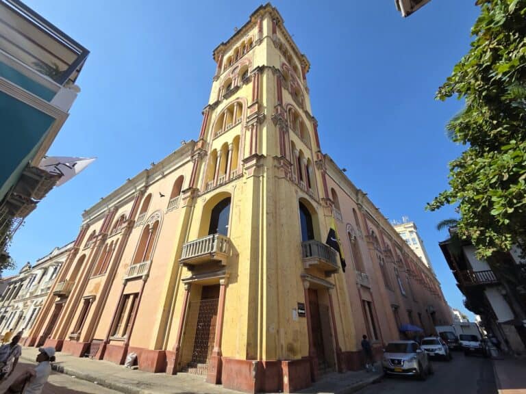 Edificio antiguo en Cartagena con detalles históricos, colores vibrantes y detalles arquitectónicos coloniales en un día soleado.