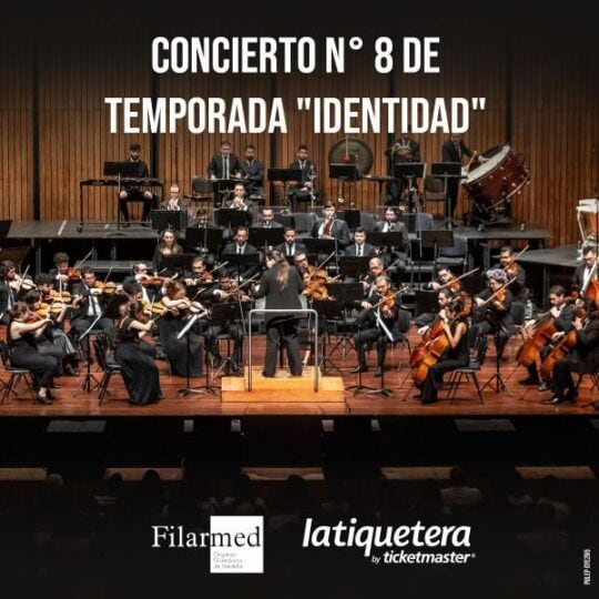 Espectáculo musical con una orquesta sinfónica en un concierto de temporada titulado "Identidad" en un auditorio.