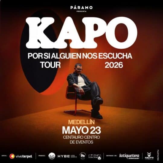 Cartel del evento Kapo Tour 2026 en Medellín, con un hombre sentado en una silla en un escenario oscuro, promocionando la gira musical en mayo en el Centro de Eventos Centauro.