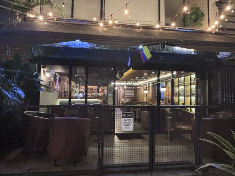 Amplia vista del interior de la sala de cigarros en Absolute Cigar Lounge, con ambiente acogedor, iluminación cálida y mobiliario cómodo para disfrutar de una experiencia de cigarros premium.