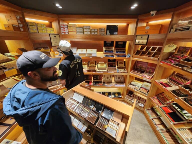 Tienda de puros en Absolute Cigar Lounge, ambiente exclusivo para amantes del cigarro.