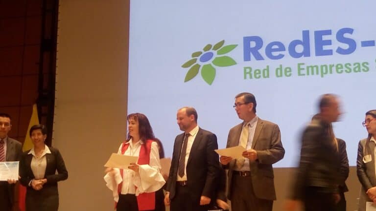 Grupo de profesionales en un evento en el Auditorio Mario Laserna, participando en una reunión de la Red de Empresas.