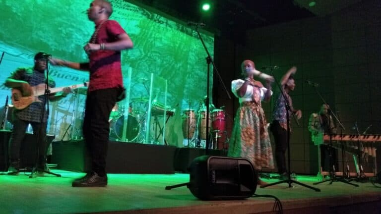 Grupo musical en vivo en el Auditorio Mario Laserna durante un evento en Eventario.