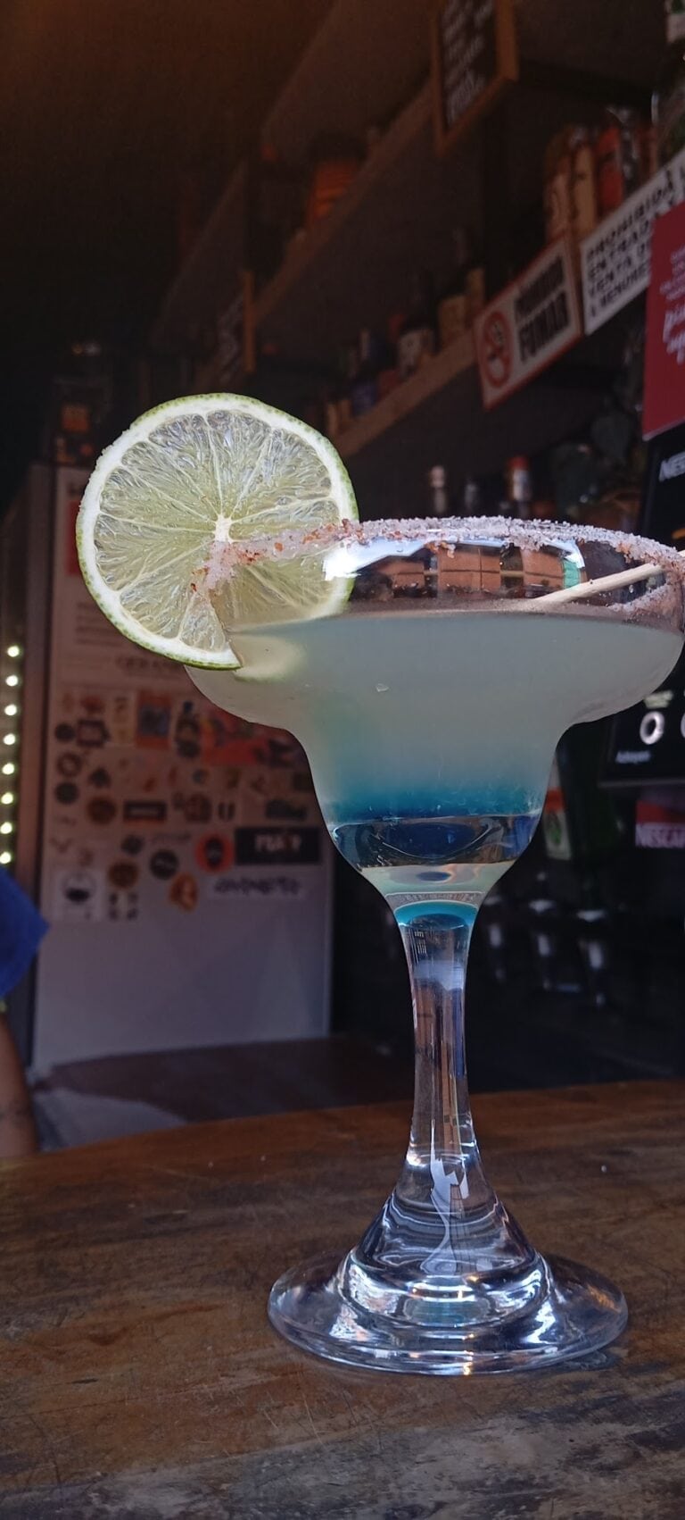 Cóctel refrescante con limón en bar de Tato, ideal para disfrutar en un ambiente relajado. Perfecto para quienes buscan una bebida deliciosa y bien presentada en un bar popular.