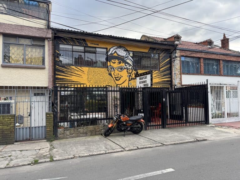 Pared con mural de arte callejero en Braaap Café, un espacio cultural en Bogotá que combina café, arte y comunidad. Ideal para eventos y encuentros creativos en un ambiente vibrante.
