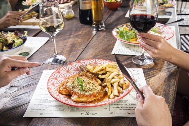 Disfruta de una deliciosa comida en Casa Papau Resto Bar, con platos exquisitos y ambiente acogedor, ideal para compartir momentos especiales con amigos y familia.