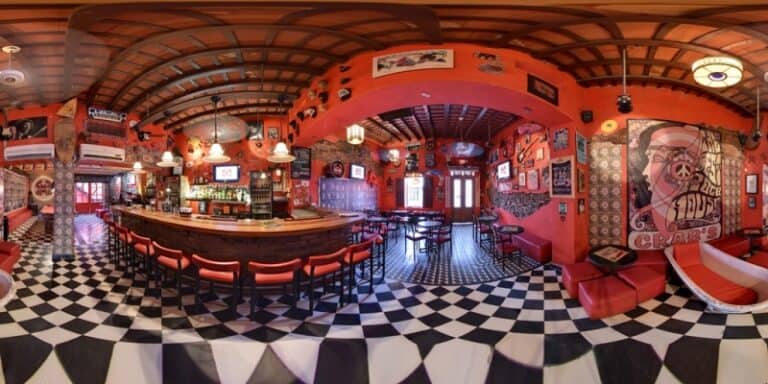 Interior colorido y animado de Crab's Bar con decoración temática, barra central y áreas de descanso, ideal para eventos y reuniones sociales.