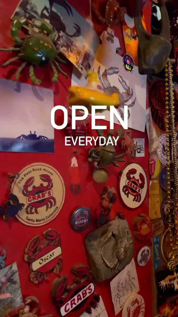 Decoración temática de Crab's Bar con souvenirs y accesorios.