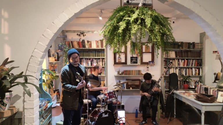 Espacio de eventos en El jardín de Epicuro con música en vivo y ambiente acogedor, ideal para reuniones culturales y sociales en un entorno inspirado en la filosofía epicúrea.