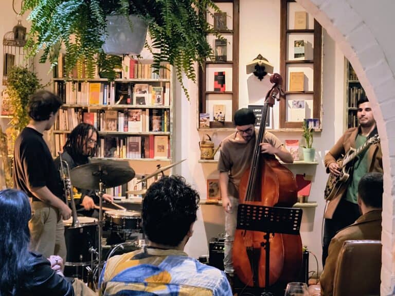 Músicos tocando jazz en un ambiente acogedor y cultural en El jardín de Epicuro, promoviendo eventos artísticos y culturales en un espacio único.