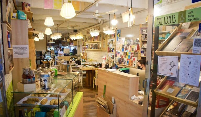 Disfruta de un ambiente acogedor en Exlibris, donde puedes leer libros, tomar café y degustar repostería deliciosa en un espacio cultural y relajante.