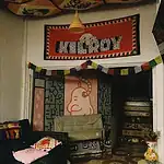 Espacio decorado para evento Kilroy en Hey Hey Kilroy, con arte mural, guirnaldas de colores y ambiente acogedor.