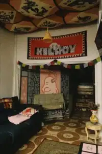 Espacio decorado para evento Kilroy en Hey Hey Kilroy, con arte mural, guirnaldas de colores y ambiente acogedor.