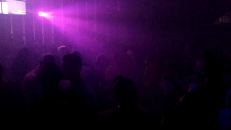 Imagen de la discoteca Jennylao con ambiente de fiesta, luces moradas y personas disfrutando en la pista de baile.