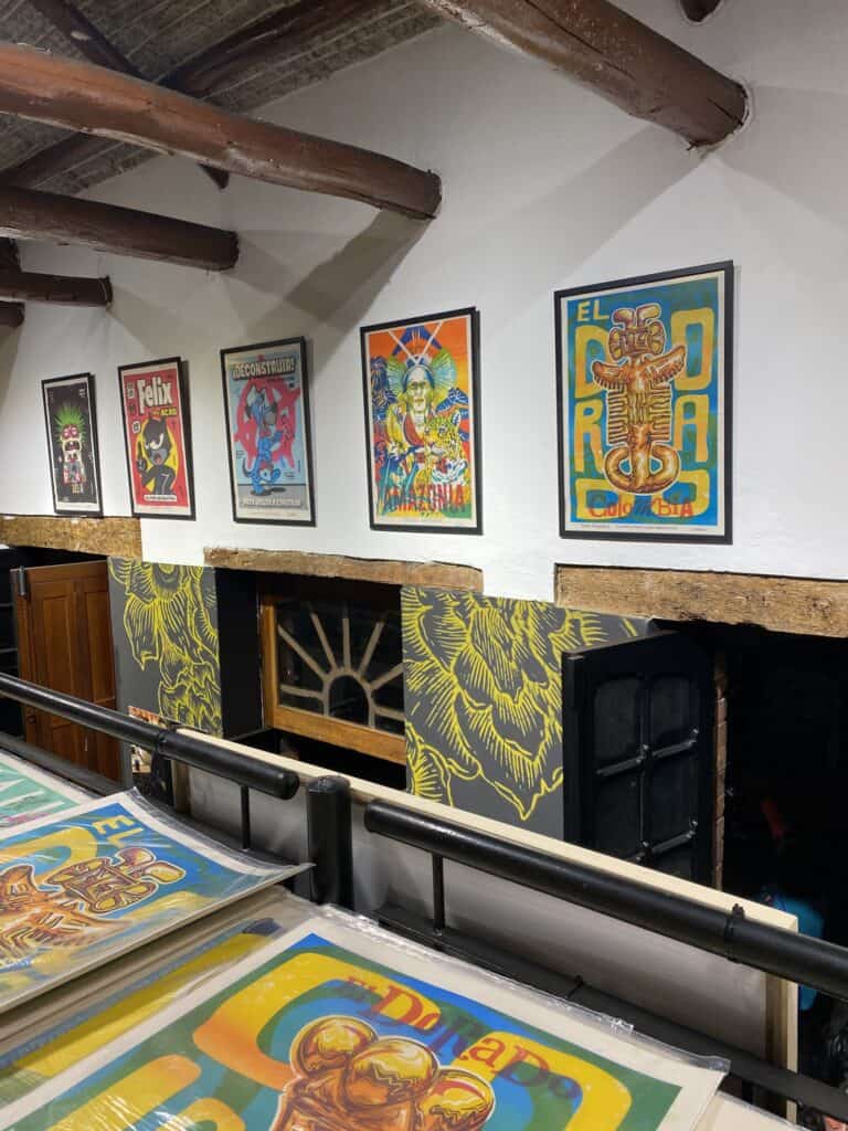 Pinturas y carteles artísticos en La Linterna Bogotá, un espacio cultural que combina arte visual y eventos en vivo, ideal para disfrutar de experiencias culturales únicas en la ciudad.