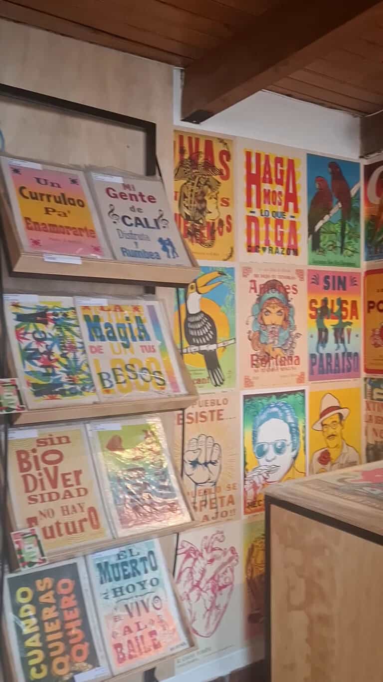 Mural colorido en La Linterna Bogotá con ilustraciones y mensajes culturales, reflejando la diversidad y creatividad del espacio.